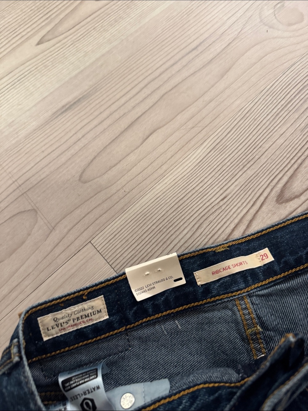 Levi’s Ribcage Super High Rise Jorts Shorts in Noe Five - Picture 3 of 4